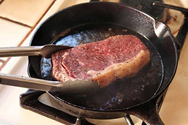 Áp chảo thịt bò làm bít tết